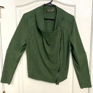 Women’s zip up front stylish cropped jacket.